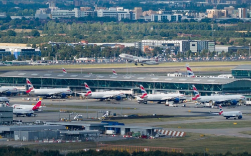 যুক্তরাজ্যে শতাধিক ফ্লাইট বিপর্যয় 