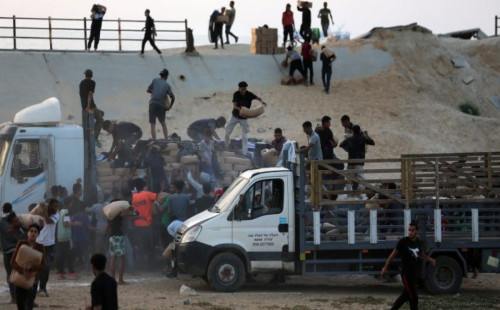 বেশিরভাগ ত্রাণের ট্রাক লুট 