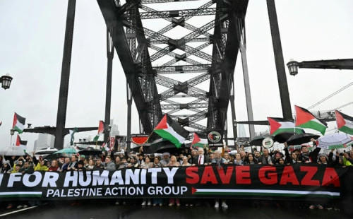 ফিলিস্তিনিদের পক্ষে বিক্ষোভে অ্যাসাঞ্জ 