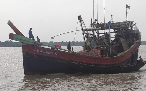 বাংলাদেশ সীমানায় অবৈধভাবে মাছ ধরতে এসে ১৪ ভারতীয় জেলে আটক 