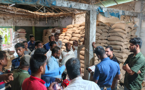 দিনাজপুরে গোডাউন থেকে ১৬ মেট্রিক টন সরকারি চাল জব্দ 