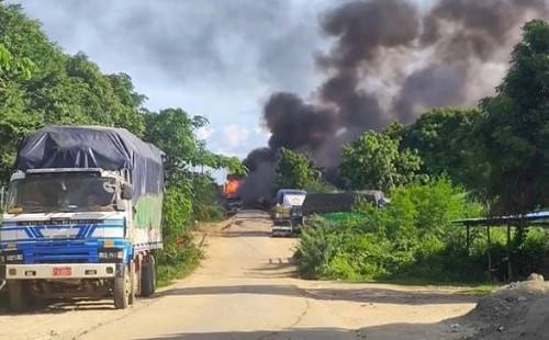 মিয়ানমারে ট্রাকবহরে বিমান হামলা 