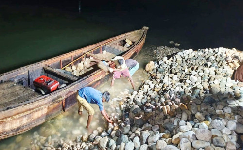 ১২ হাজার ঘনফুট পাথর উদ্ধার করে ফের নদীতে ফেলে হয়েছে 