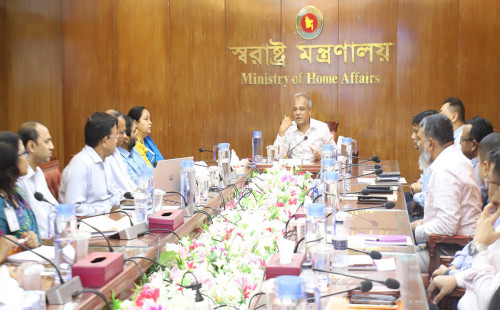 প্রবাসীদের প্রতি সেবার মনোভাব নিয়ে কাজ করুন: স্বরাষ্ট্র উপদেষ্টা 