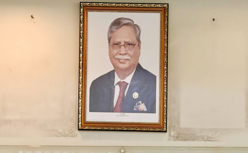 বিদেশি দূতাবাস থেকে সরানো হচ্ছে রাষ্ট্রপতির ছবি, নেপথ্যে কি? 