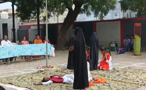 বোরকা পরা ছাত্রী ‘সন্ত্রাসী’ 