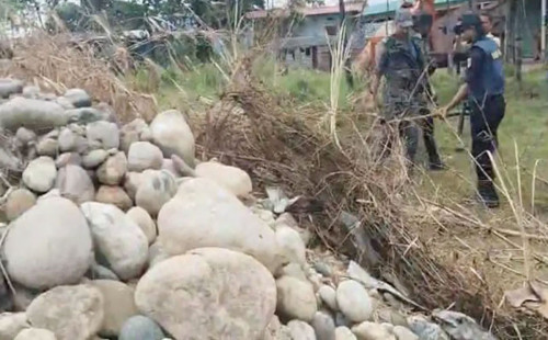 বাঁশের পাতার নিচে মিলল সাদাপাথরের বিশাল স্তূপ 