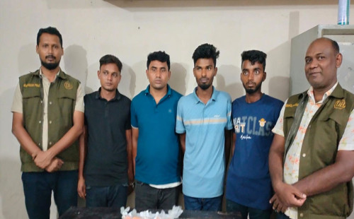 ঠাকুরগাঁওয়ে পায়ুপথে ইয়াবা পাচারের সময় ডিবির হাতে গ্রেপ্তার ৪ 