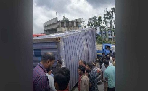প্রাইভেটকারের ওপর উল্টে পড়ল কাভার্ডভ্যান, নিহত ৪ 