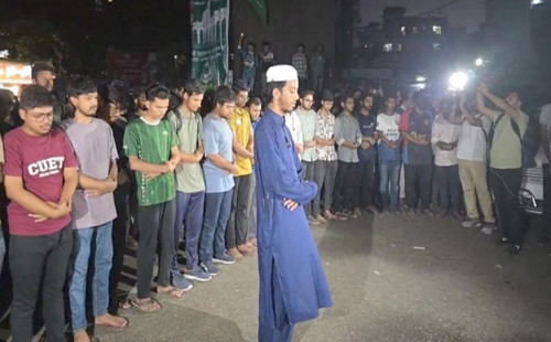 অন্তর্বর্তী সরকারের ‘গায়েবানা জানাজা’ পড়লেন শিক্ষার্থীরা 