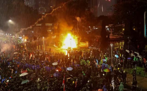 বিক্ষোভকারীদের আগুনে ইন্দোনেশিয়ায় নিহত ৩ 