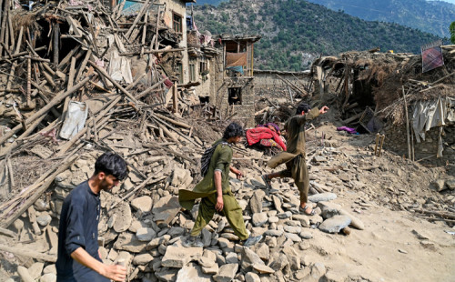 আফগানিস্তানে জীবিতদের খোঁজে তল্লাশী 
