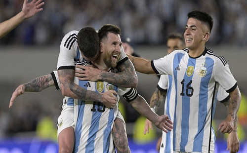 ঘরের মাঠে শেষ ম্যাচে মেসির জোড়া গোল 