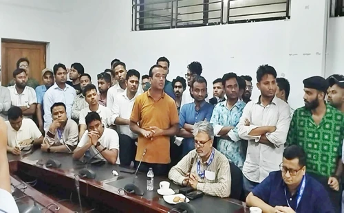 সিনেট ভবনে উত্তপ্ত বাক্য বিনিময়, ঢাবি ভিসিকে ‘জামায়াতি প্রশাসন’ বলল ছাত্রদল 