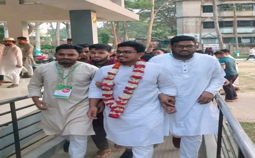 কার্জন হলে ১৫ মিনিট স্ক্রিন অচল, শিক্ষার্থীদের বিক্ষোভ 