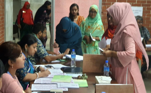 দ্বিতীয় দফায় ১০ মিনিট বন্ধ থাকার পর শহীদ তাজউদ্দীনে ভোটগ্রহণ শুরু 