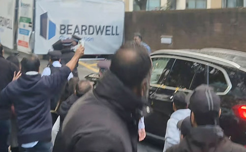 লন্ডনে মাহফুজ আলমকে লক্ষ্য করে আ. লীগ নেতা–কর্মীদের হামলার চেষ্টা 