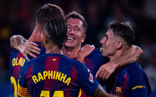 রাফিনহা, লোপেজ, লেভানডফস্কির জোড়া গোলে বার্সেলোনার বড় জয় 