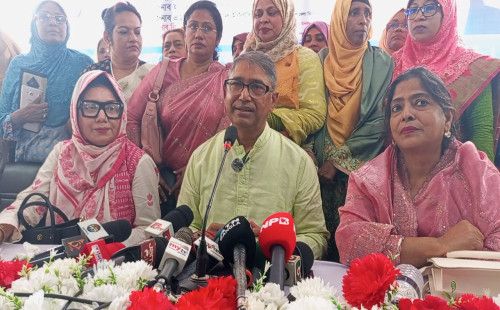 কতিপয় রাজনৈতিক দল গণতন্ত্র ব্যাহত করছে : আহমেদ আযম খান 