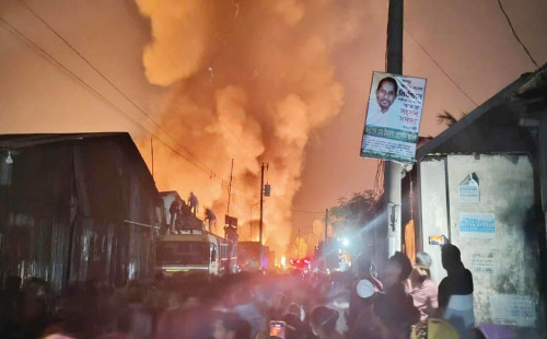 গাজীপুরে আড়াই ঘণ্টা ধরে জ্বলছে আগুন, নিয়ন্ত্রণে ফায়ার সার্ভিসের ৭ ইউনিট 