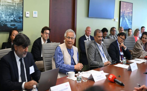 অর্থ উপার্জনকারীদের হাতে স্বাস্থ্যসেবা ছেড়ে দেওয়া উচিত হবে না: প্রধান উপদেষ্টা 