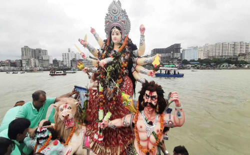 বিসর্জনের মধ্য দিয়ে শেষ হলো দুর্গোৎসব 