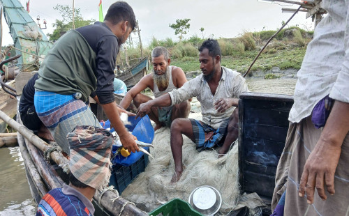নিষেধাজ্ঞার আগে শেষ মুহূর্তে ইলিশের খোঁজে ব্যস্ত জেলেরা 