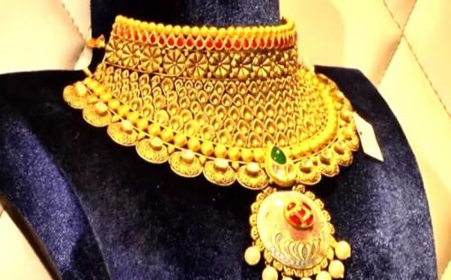 সব রেকর্ড ভেঙে আজ থেকে নতুন দামে বিক্রি হচ্ছে স্বর্ণ 