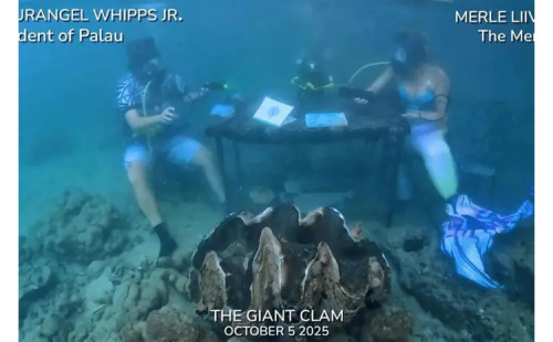 বিশ্বে পানির নীচে প্রথম সাক্ষাতকার 