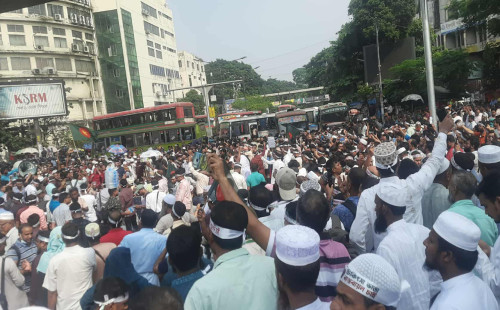 শিক্ষকদের স্লোগানে উত্তাল শাহবাগ 