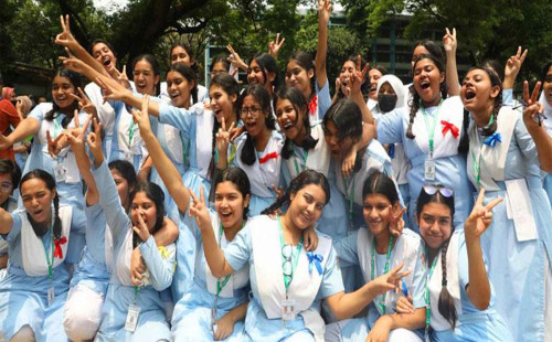 এইচএসসিতে ১৬ বছর ধরে পাশের হারে এগিয়ে মেয়েরা 