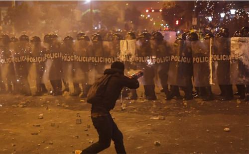 পেরুতে বিক্ষোভ সংঘর্ষে আহত ৭৫ 