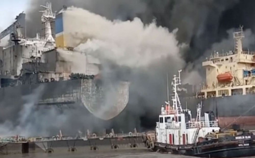 ইন্দোনেশিয়ায় তেল ট্যাঙ্কারে আগুনে নিহত ১০ 