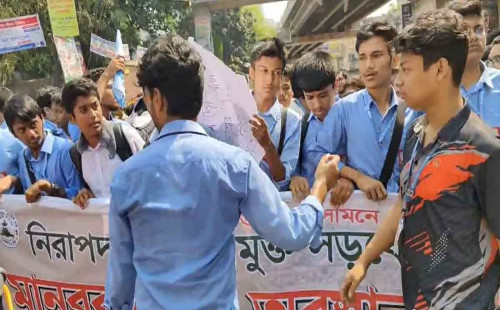 ফার্মগেটে শিক্ষার্থীদের বিক্ষোভ 