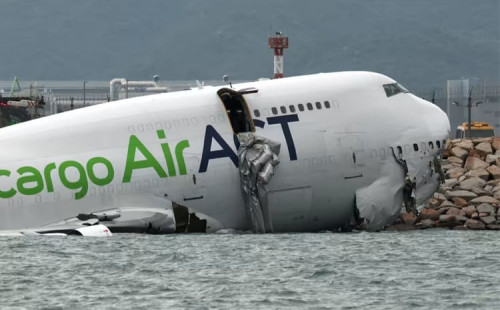 হংকংয়ে রানওয়ে থেকে সমুদ্রে কার্গো বিমান 