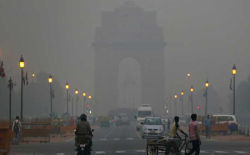 বিষাক্ত ধোঁয়াশায় আচ্ছন্ন নয়াদিল্লি 