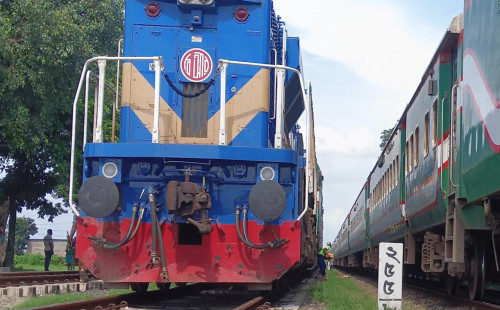 চলন্ত ট্রেন থেকে পড়ে যুবকের মৃত্যু 