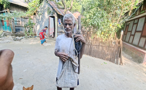 ঝুঁকি নিয়েই গাছে উঠে সংসার চালান অন্ধ গাছি 