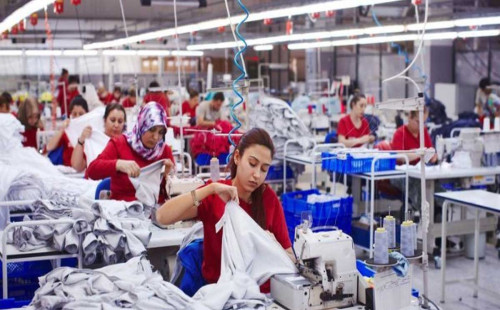 পোশাক খাতে সংকট ক্রমেই বাড়ছে 