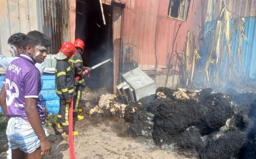 দেড় ঘণ্টার চেষ্টায় নিয়ন্ত্রণে টঙ্গীর তুলার গুদামের আগুন 