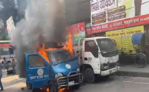 রমনা থানার সামনে পুলিশের গাড়িতে আগুন 