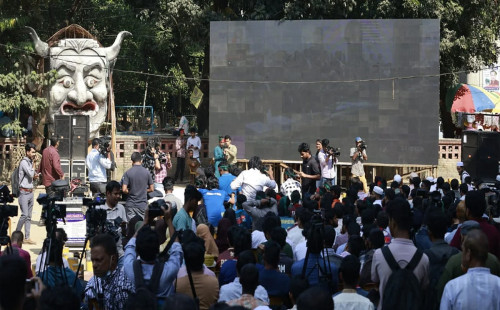 টিএসসিতে বড় পর্দায় হাসিনার মামলার রায় দেখতে জনতার ভিড় 