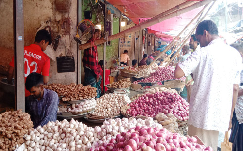 কমছে না পেঁয়াজের দাম, নেই আমদানির উদ্যোগও 
