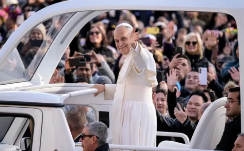 প্রথম বিদেশ সফরে তুরস্কে পোপ 