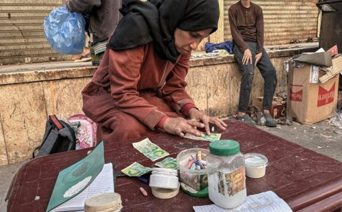 ছেঁড়া নোট জোড়া দিয়ে চলছে সাদানির পরিবার 