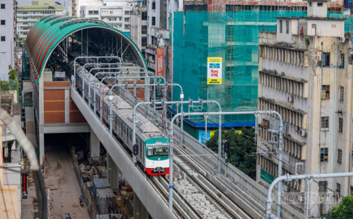 তারে কাপড় আটকে মেট্রোরেল চলাচল বন্ধ 