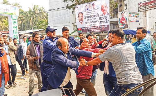 পরীক্ষা নিয়ে স্কুলে মুখোমুখি শিক্ষক-অভিভাবকেরা 