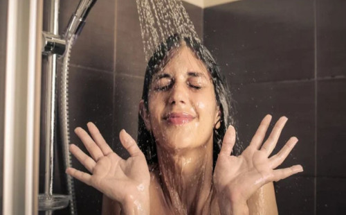 শীতে গোসলের জন্য ঠান্ডা নাকি গরম পানি, কোনটি সেরা? 