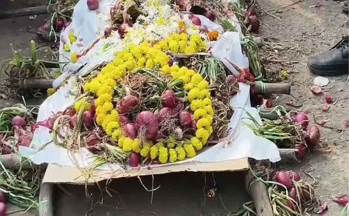 বাংলাদেশে বিক্রি করতে না পেরে পেঁয়াজের 'শবযাত্রা’ ভারতে! 