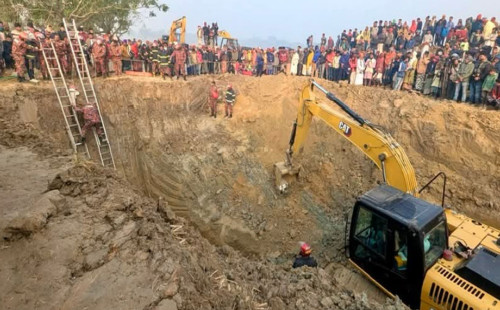 গর্তটির গভীরতা ১৫০ থেকে ২০০ ফুট, ফায়ার সার্ভিস পৌঁছেছে কেবল ৩০ ফুট 